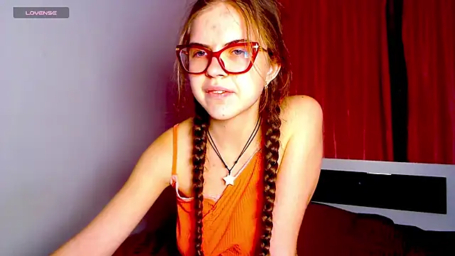 Snapshot of Sarah_HS chatting on 12/03/24, 03:44 Sarah HS online show from 12/03/24, 03:44