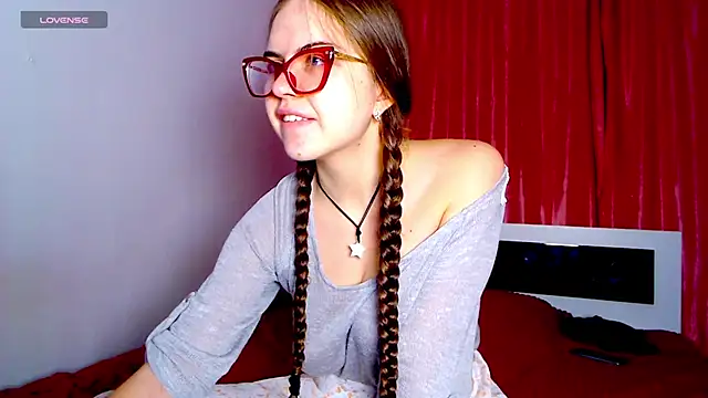 Snapshot of Sarah_HS chatting on 12/10/24, 02:50 Sarah HS online show from 12/10/24, 02:50