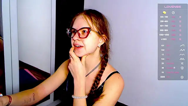 Snapshot of Sarah_HS chatting on 12/12/24, 12:55 Sarah HS online show from 12/12/24, 12:55