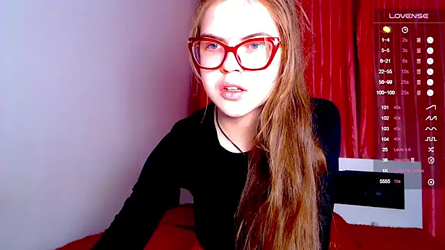 Snapshot of Sarah_HS chatting on 12/19/24, 01:40 Sarah HS online show from 12/19/24, 01:40