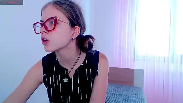 Snapshot of Sarah_HS chatting on 02/28/25, 08:31 Sarah HS online show from 02/28/25, 08:31