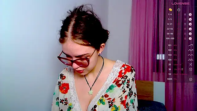 Snapshot of Sarah_HS chatting on 03/04/25, 02:10 Sarah HS online show from 03/04/25, 02:10