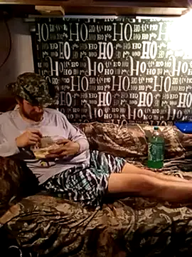 Snapshot of hothippie420 chatting on 01/04/25, 05:05 hothippie420 online show from 01/04/25, 05:05