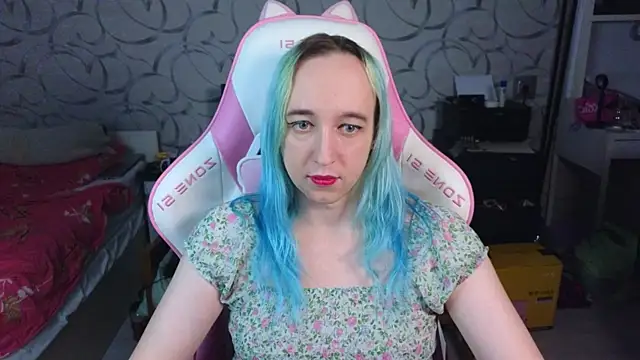 Snapshot of TheTrixy chatting on 11/18/25, 07:35 TheTrixy online show from 11/18/25, 07:35