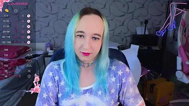 Snapshot of TheTrixy chatting on 11/24/25, 12:27 TheTrixy online show from 11/24/25, 12:27