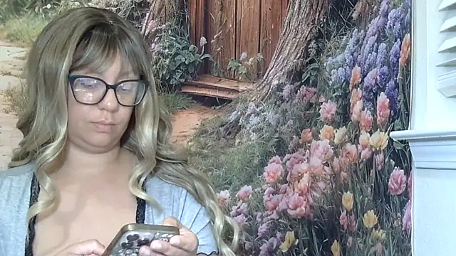 Snapshot of Paisleehaze chatting on 06/17/26, 10:39 Paisleehaze online show from 06/17/26, 10:39