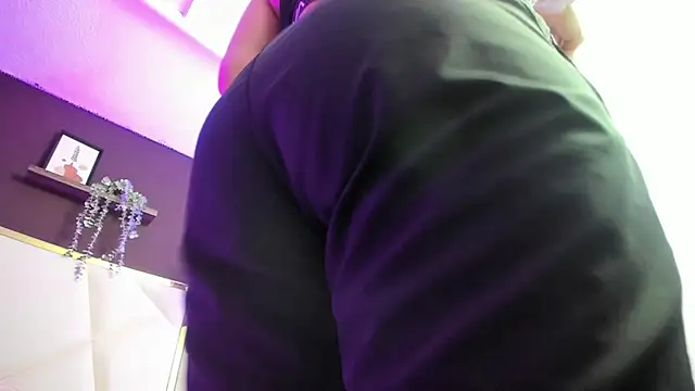 April bowie online show from 10/21/25, 11:00