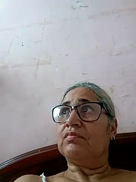  candi online show from 11/11/25, 01:22