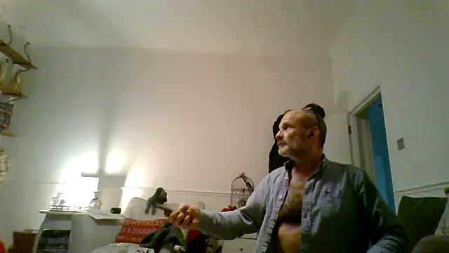 Snapshot of Shyboy817 chatting on 12/17/25, 07:09 Shyboy817 online show from 12/17/25, 07:09