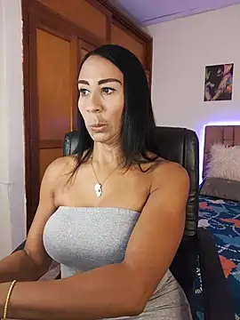 Snapshot of charlotte_bayron02 chatting on 06/11/26, 02:00 charlotte bayron02 online show from 06/11/26, 02:00