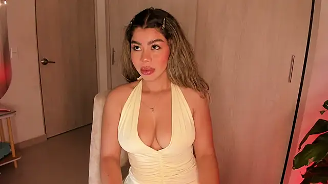 Snapshot of Melina_Ferrer1 chatting on 06/25/26, 01:48 Melina Ferrer1 online show from 06/25/26, 01:48