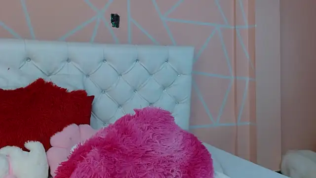 Snapshot of hantonella_ chatting on 09/17/25, 08:32 hantonella  online show from 09/17/25, 08:32