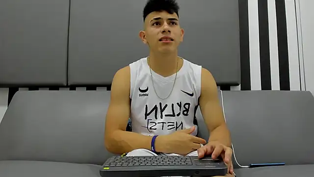 Snapshot of andrew_rose_ chatting on 02/04/25, 02:39 andrew rose online show from 02/04/25, 02:39