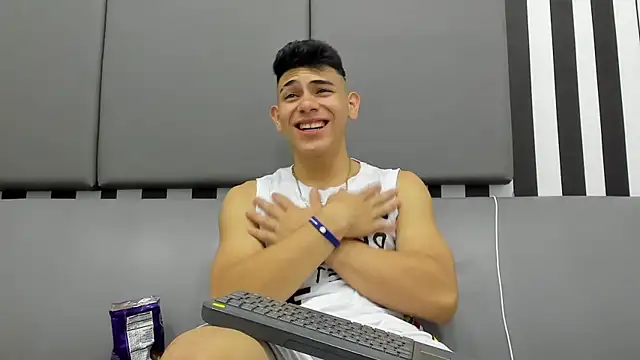 Snapshot of andrew_rose_ chatting on 02/04/25, 05:42 andrew rose online show from 02/04/25, 05:42