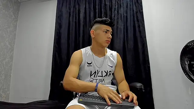 Snapshot of andrew_rose_ chatting on 02/04/25, 02:21 andrew rose online show from 02/04/25, 02:21