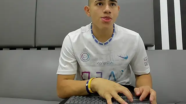 Snapshot of andrew_rose_ chatting on 02/05/25, 07:53 andrew rose online show from 02/05/25, 07:53