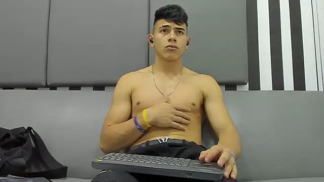 Snapshot of andrew_rose_ chatting on 02/07/25, 09:15 andrew rose online show from 02/07/25, 09:15