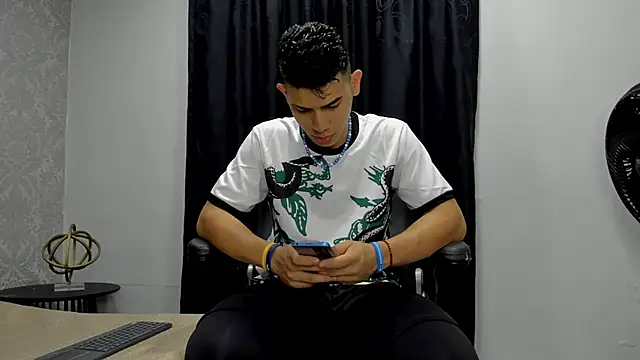 Snapshot of andrew_rose_ chatting on 02/08/25, 03:53 andrew rose online show from 02/08/25, 03:53