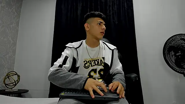 Snapshot of andrew_rose_ chatting on 02/13/25, 03:39 andrew rose online show from 02/13/25, 03:39