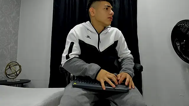 Snapshot of andrew_rose_ chatting on 02/13/25, 02:42 andrew rose online show from 02/13/25, 02:42