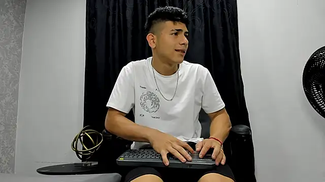 Snapshot of andrew_rose_ chatting on 02/15/25, 02:44 andrew rose online show from 02/15/25, 02:44