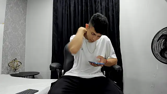 Snapshot of andrew_rose_ chatting on 02/17/25, 03:36 andrew rose online show from 02/17/25, 03:36