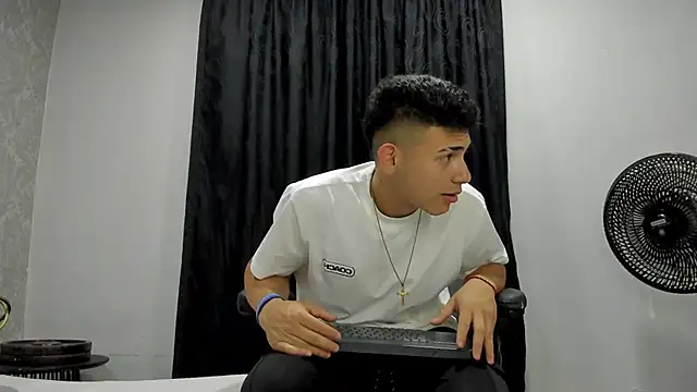 Snapshot of andrew_rose_ chatting on 02/21/25, 04:40 andrew rose online show from 02/21/25, 04:40