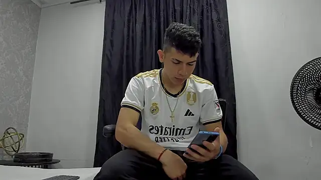 Snapshot of andrew_rose_ chatting on 02/26/25, 03:19 andrew rose online show from 02/26/25, 03:19