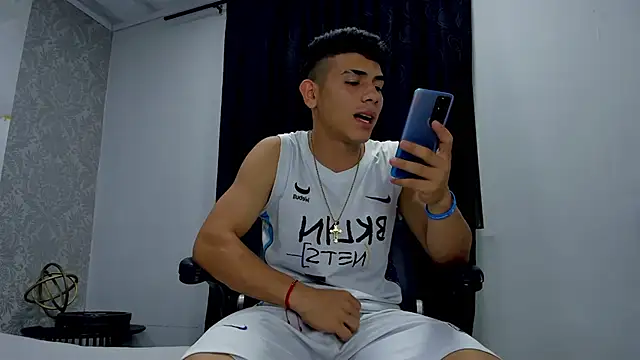 Snapshot of andrew_rose_ chatting on 03/05/25, 03:18 andrew rose online show from 03/05/25, 03:18