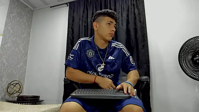 Snapshot of andrew_rose_ chatting on 03/06/25, 03:13 andrew rose online show from 03/06/25, 03:13