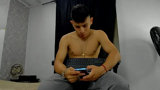 Snapshot of andrew_rose_ chatting on 03/07/25, 03:29 andrew rose online show from 03/07/25, 03:29