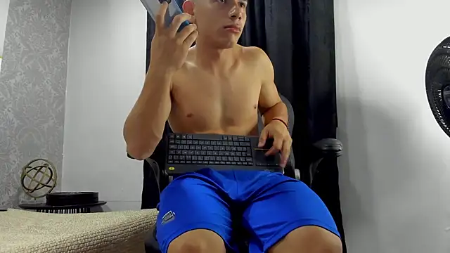 Snapshot of andrew_rose_ chatting on 03/07/25, 09:40 andrew rose online show from 03/07/25, 09:40