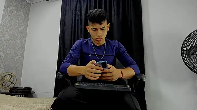 Snapshot of andrew_rose_ chatting on 03/12/25, 01:08 andrew rose online show from 03/12/25, 01:08