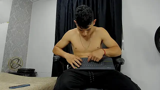 Snapshot of andrew_rose_ chatting on 03/13/25, 03:44 andrew rose online show from 03/13/25, 03:44