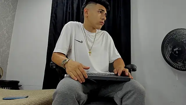 Snapshot of andrew_rose_ chatting on 03/14/25, 03:37 andrew rose online show from 03/14/25, 03:37