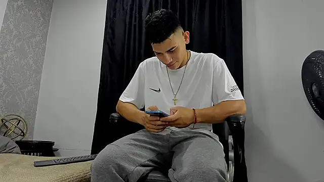 Snapshot of andrew_rose_ chatting on 03/14/25, 03:47 andrew rose online show from 03/14/25, 03:47