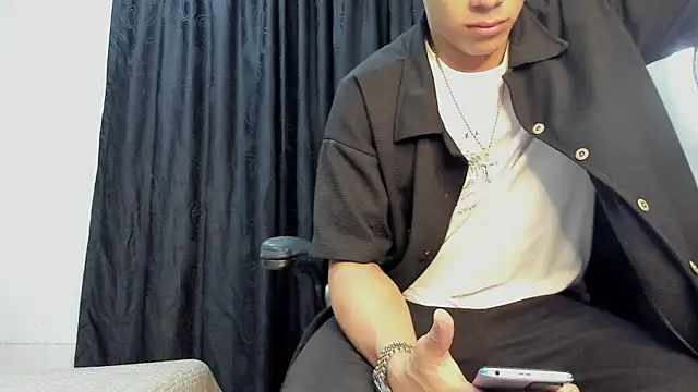 Snapshot of andrew_rose_ chatting on 03/19/25, 03:41 andrew rose online show from 03/19/25, 03:41