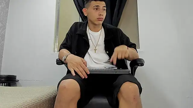 Snapshot of andrew_rose_ chatting on 03/19/25, 06:46 andrew rose online show from 03/19/25, 06:46