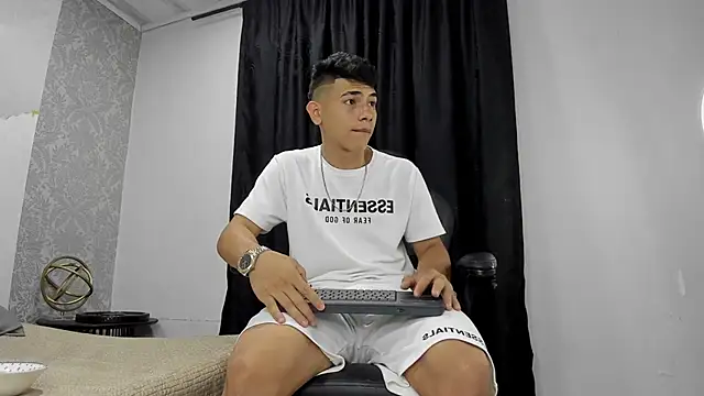 Snapshot of andrew_rose_ chatting on 03/22/25, 04:04 andrew rose online show from 03/22/25, 04:04