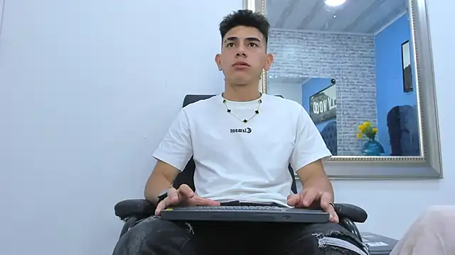 Snapshot of andrew_rose_ chatting on 10/04/25, 03:15 andrew rose online show from 10/04/25, 03:15