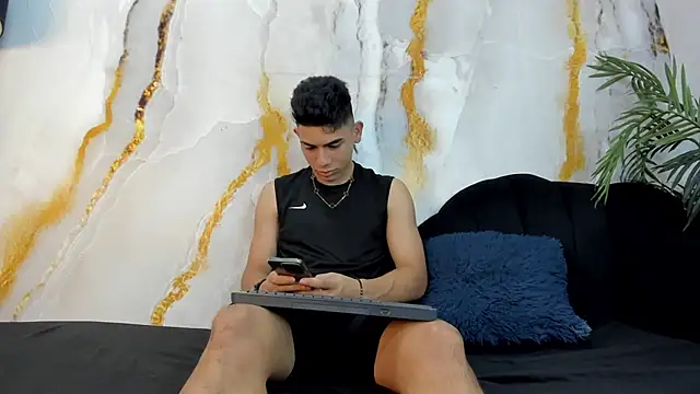 Snapshot of andrew_rose_ chatting on 10/04/25, 03:21 andrew rose online show from 10/04/25, 03:21