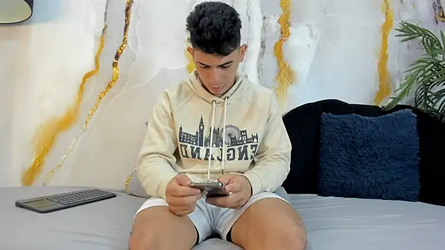 Snapshot of andrew_rose_ chatting on 10/06/25, 04:04 andrew rose online show from 10/06/25, 04:04