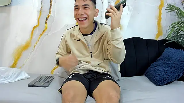 Snapshot of andrew_rose_ chatting on 10/07/25, 02:47 andrew rose online show from 10/07/25, 02:47