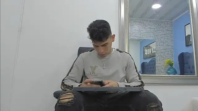 Snapshot of andrew_rose_ chatting on 10/09/25, 03:59 andrew rose online show from 10/09/25, 03:59