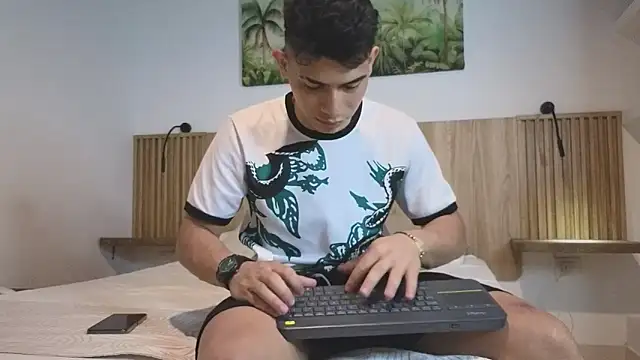 Snapshot of andrew_rose_ chatting on 10/20/25, 10:32 andrew rose online show from 10/20/25, 10:32