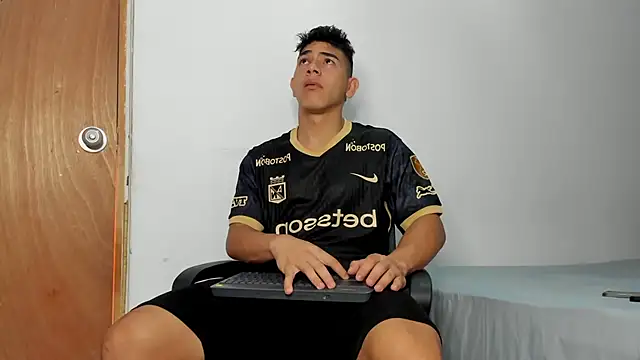 Snapshot of andrew_rose_ chatting on 11/20/25, 04:18 andrew rose online show from 11/20/25, 04:18