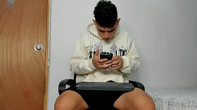 Snapshot of andrew_rose_ chatting on 11/24/25, 03:56 andrew rose online show from 11/24/25, 03:56