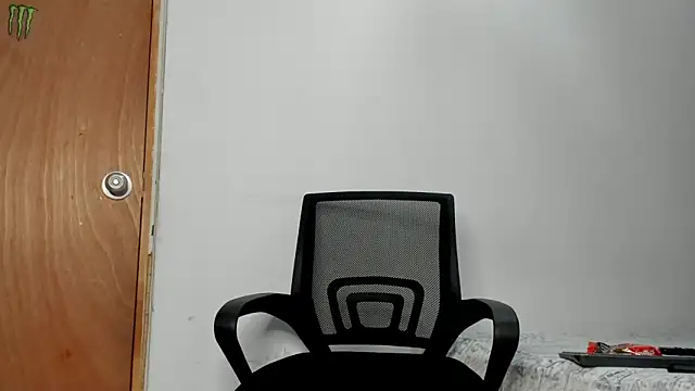 Snapshot of andrew_rose_ chatting on 11/28/25, 05:43 andrew rose online show from 11/28/25, 05:43