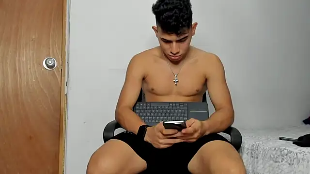 Snapshot of andrew_rose_ chatting on 12/13/25, 07:53 andrew rose online show from 12/13/25, 07:53