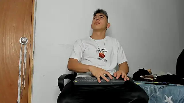 Snapshot of andrew_rose_ chatting on 12/21/25, 11:56 andrew rose online show from 12/21/25, 11:56